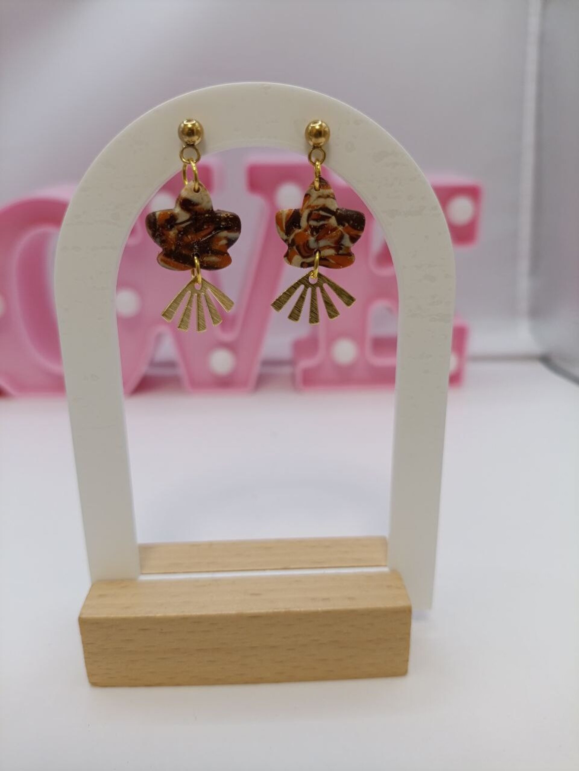 Pendientes hoja con bolita y detalle dorado - 5