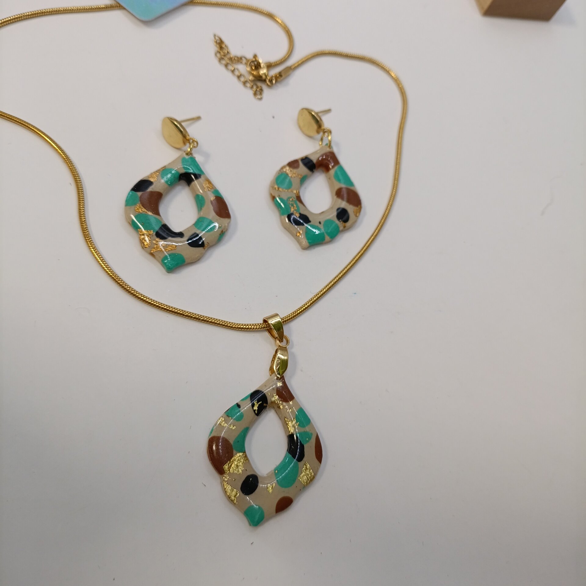 Conjunto de pendientes y colgante estampado - 8