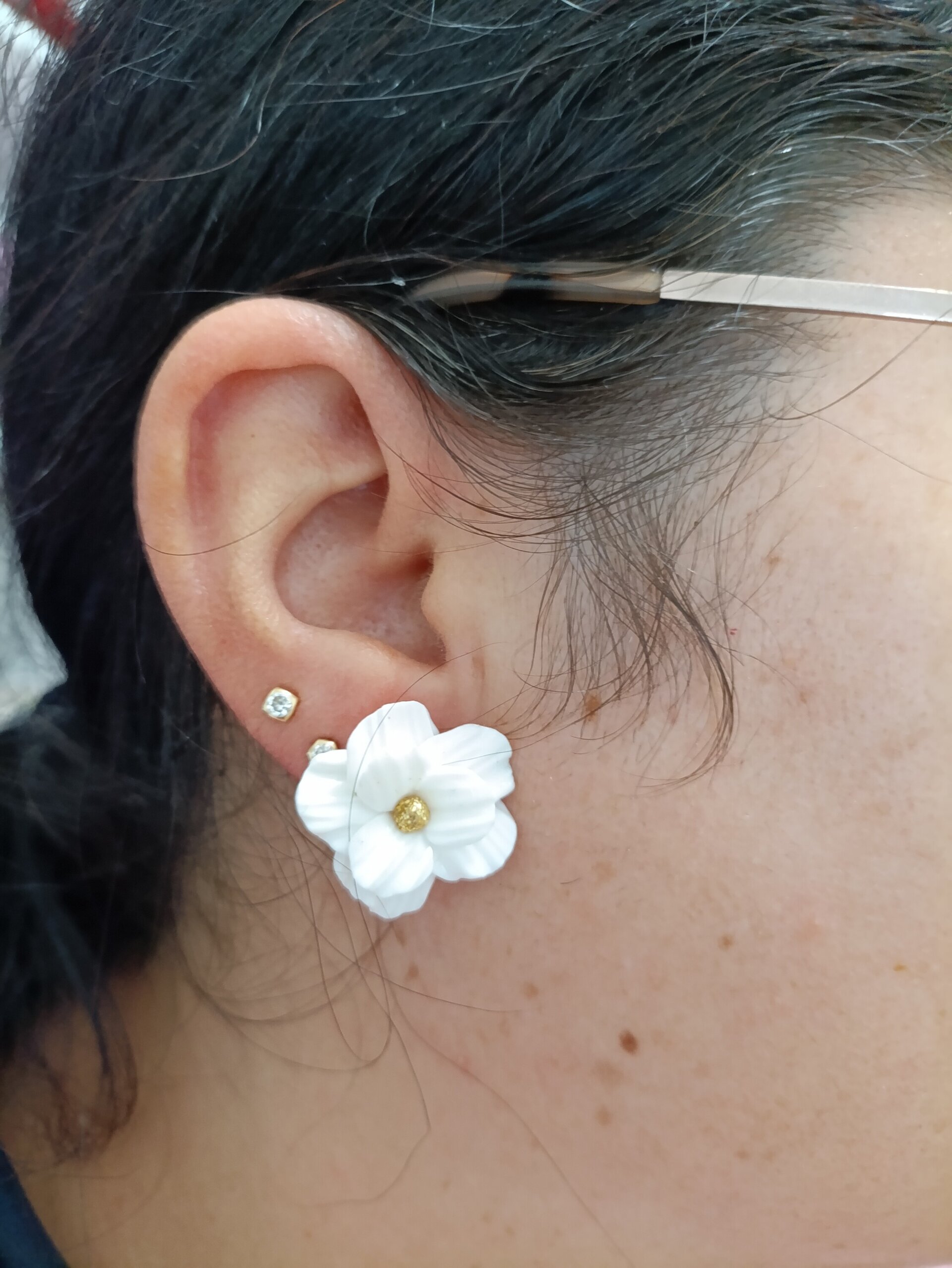 Conjunto pendientes y colgante flor blanca - 4