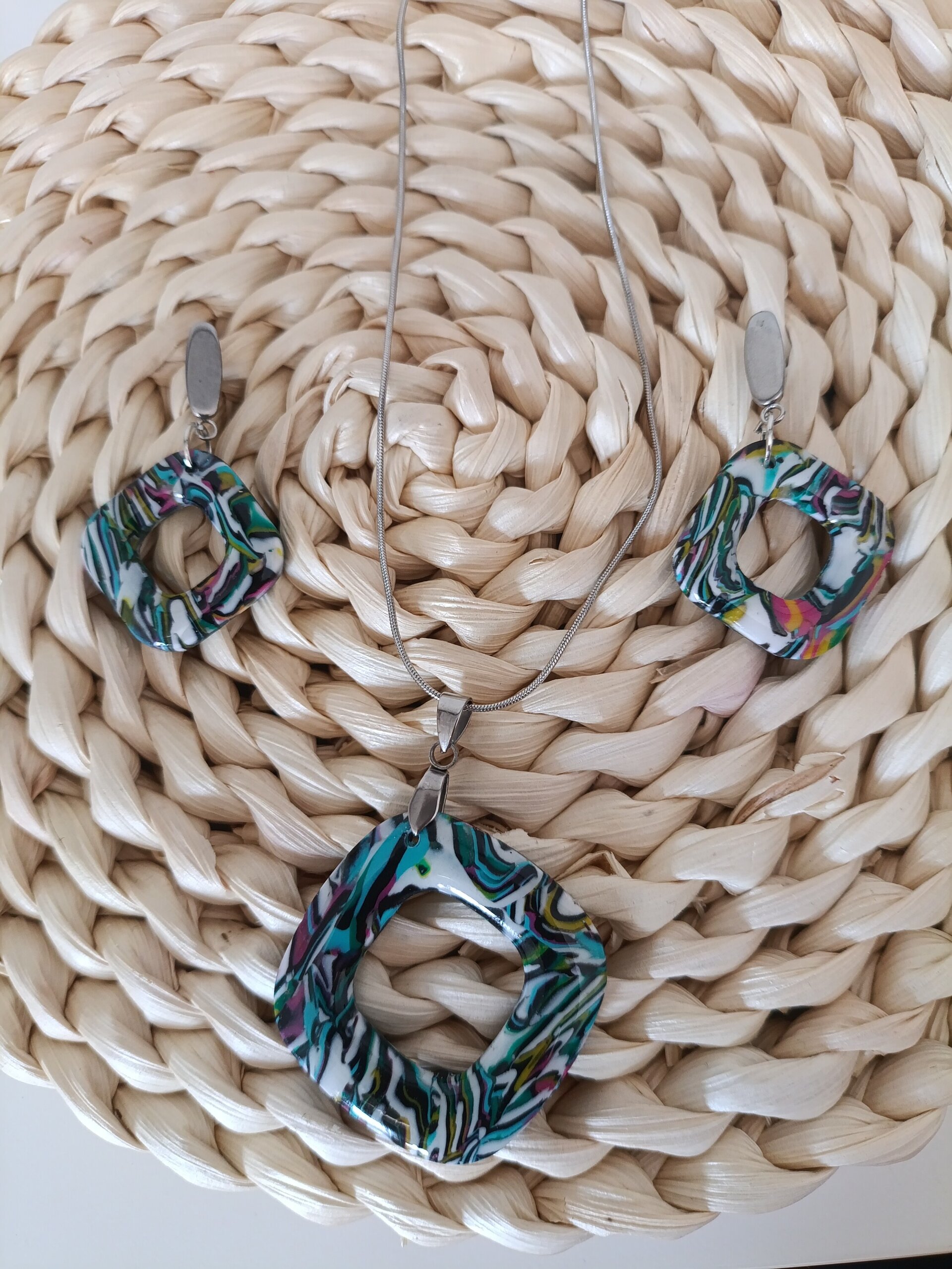 Conjunto de pendientes y colgante cuadrado estampado - 1