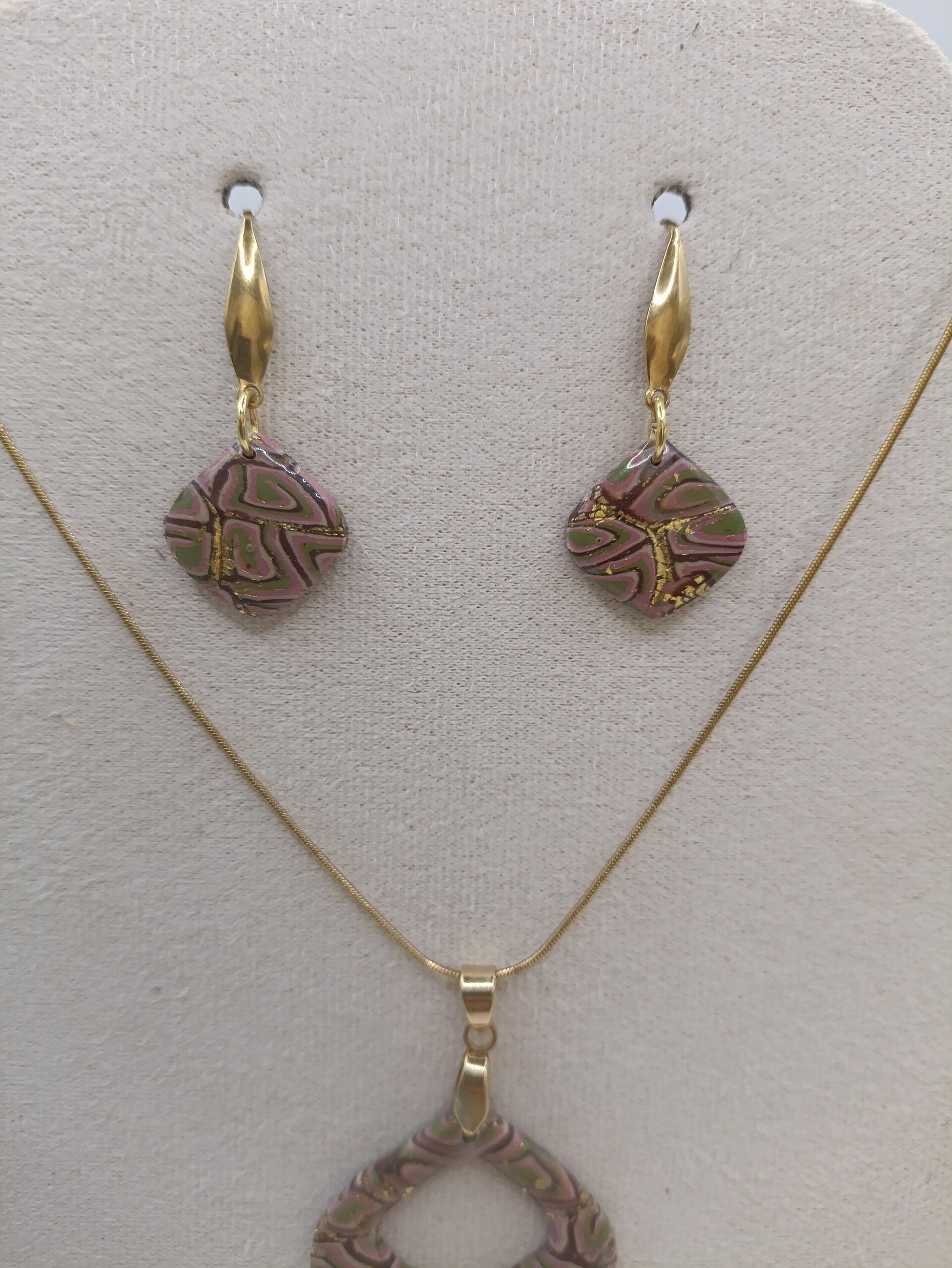 Conjunto de pendientes y colgante estampado retro - 3