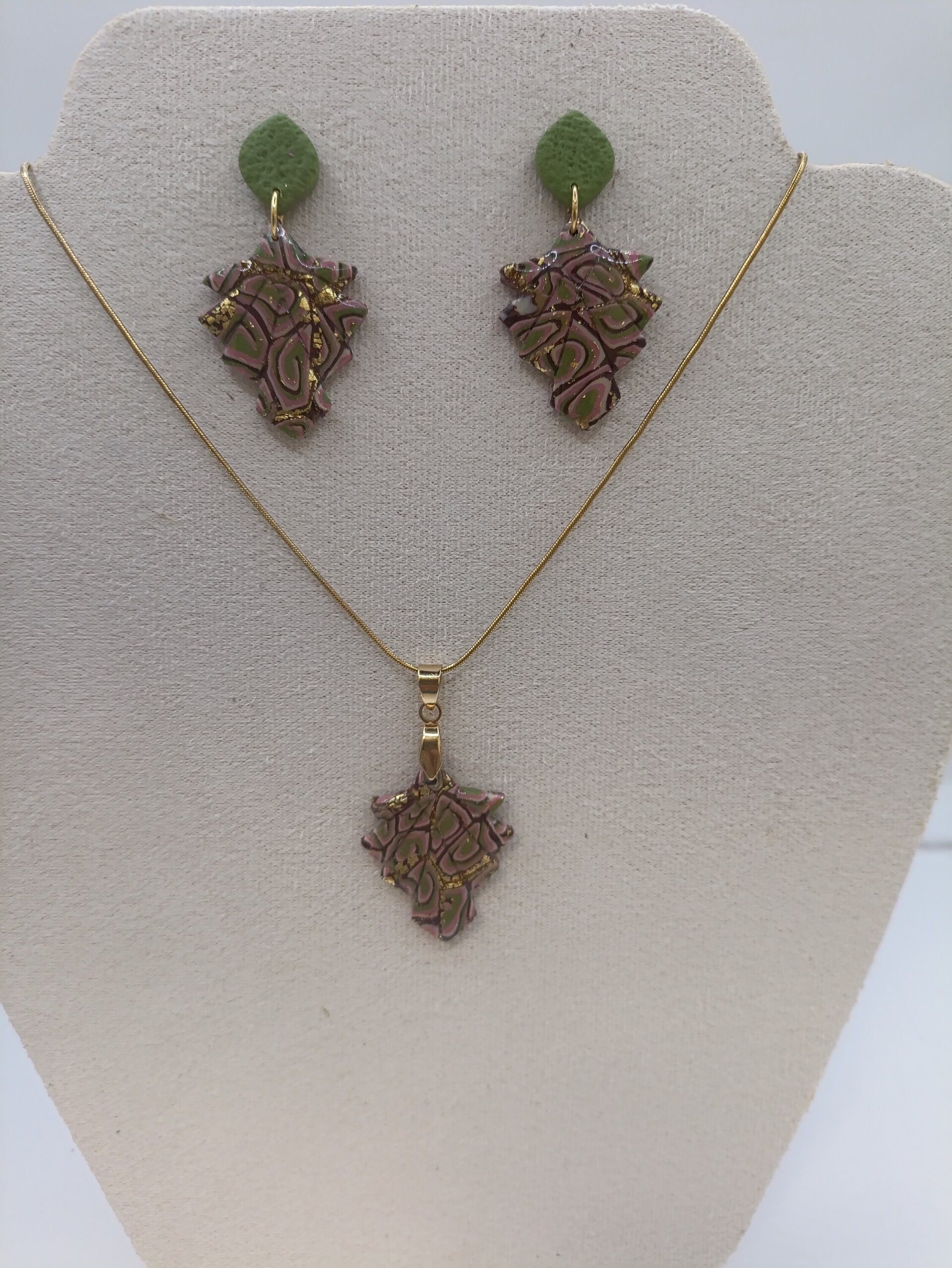 Conjunto de pendientes y colgante retro - 3