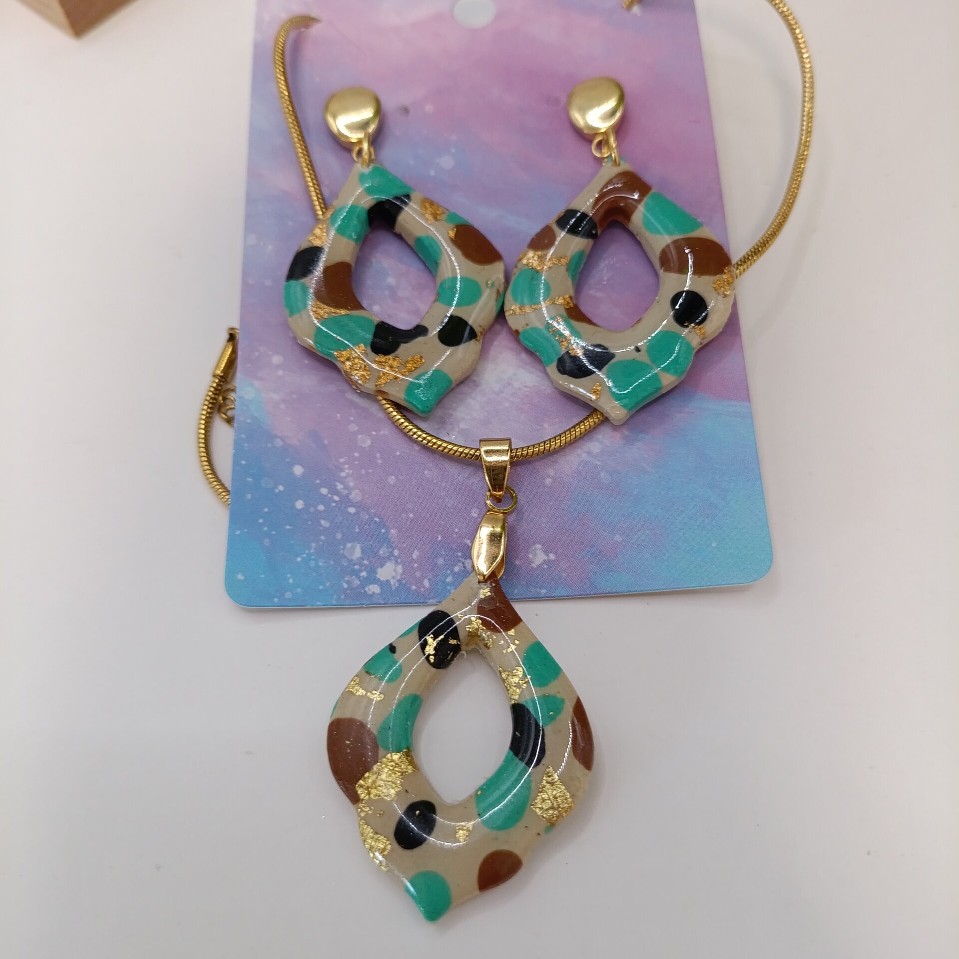 Conjunto de pendientes y colgante estampado - 2