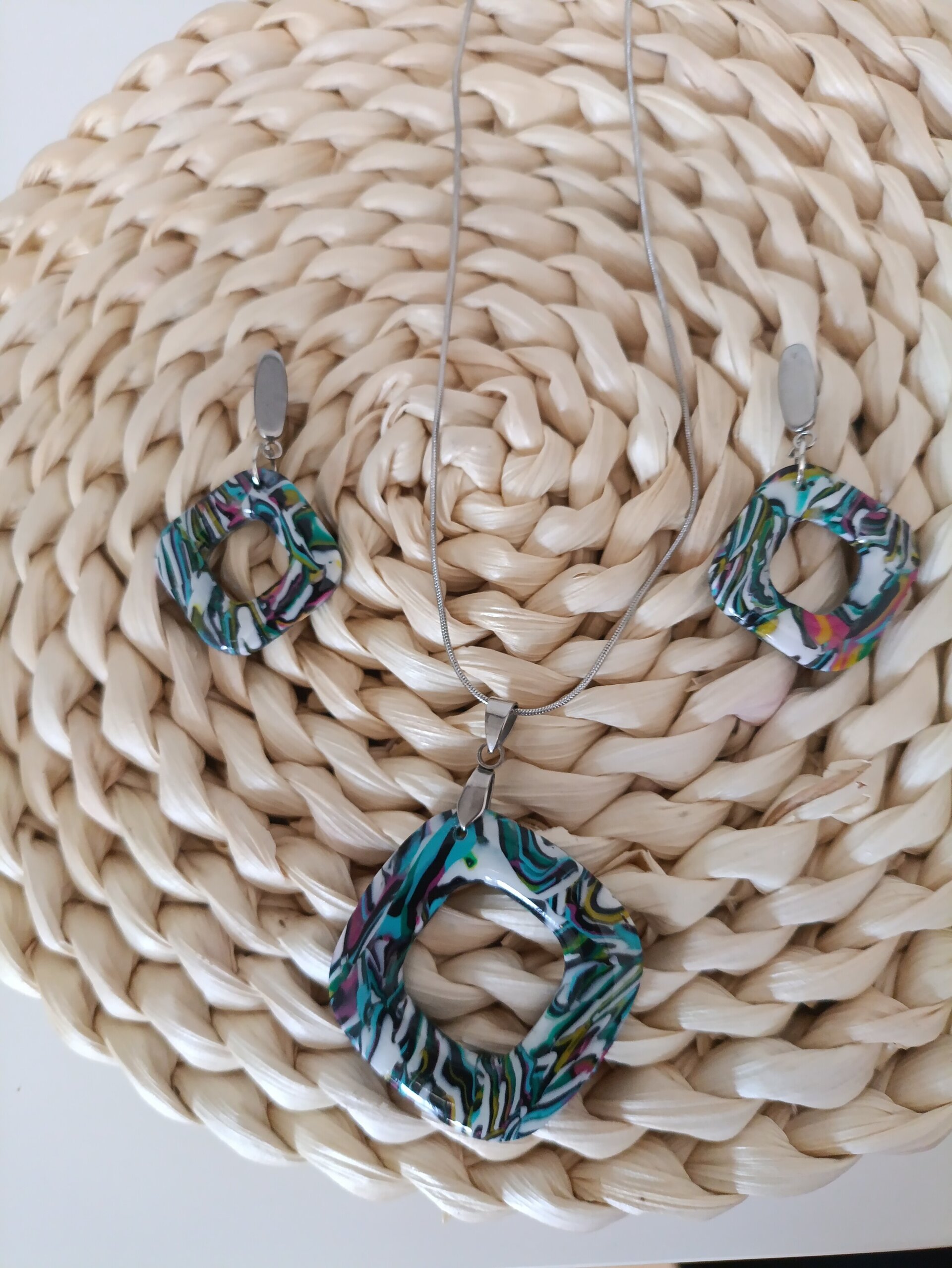 Conjunto de pendientes y colgante cuadrado estampado - 6