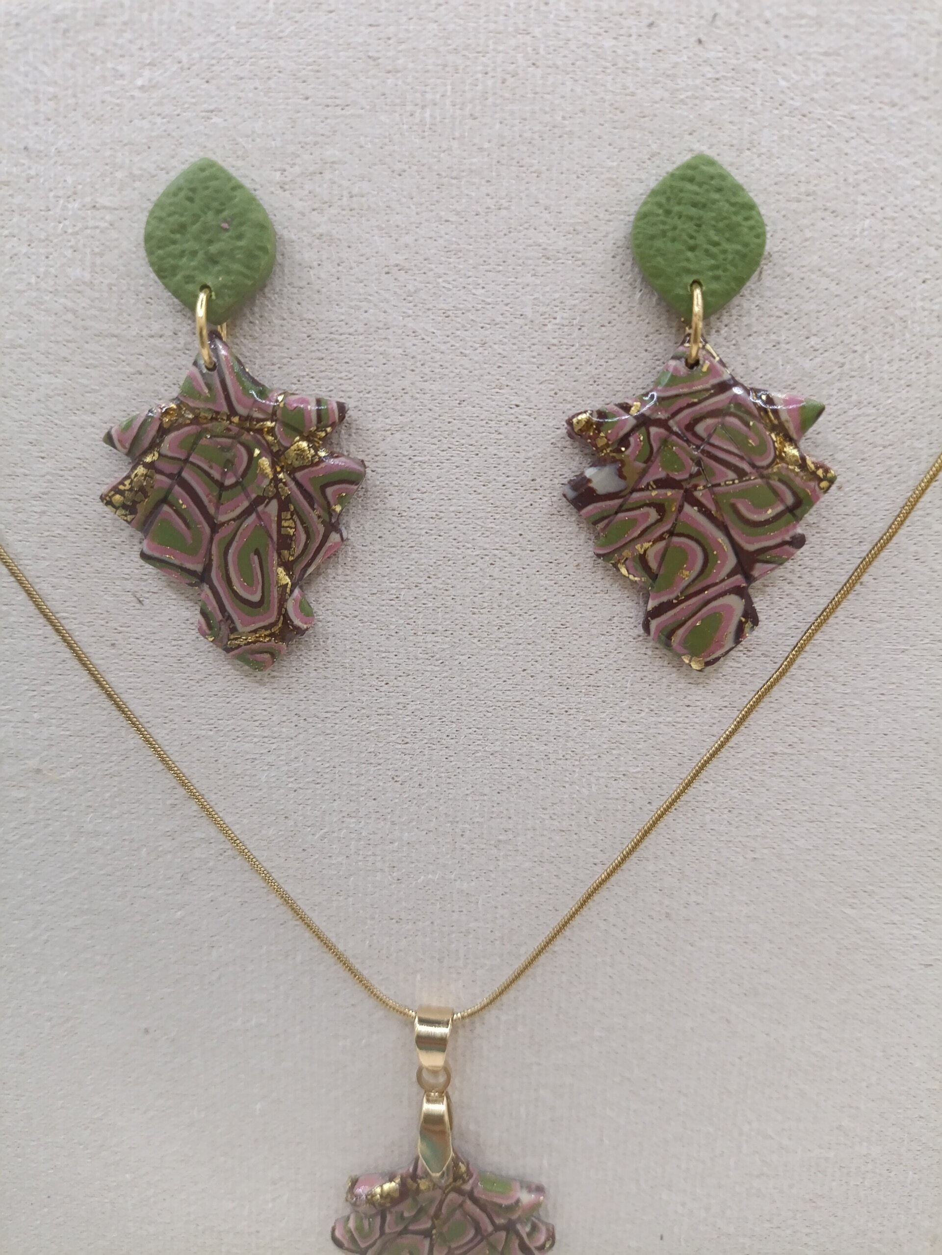 Conjunto de pendientes y colgante retro - 2