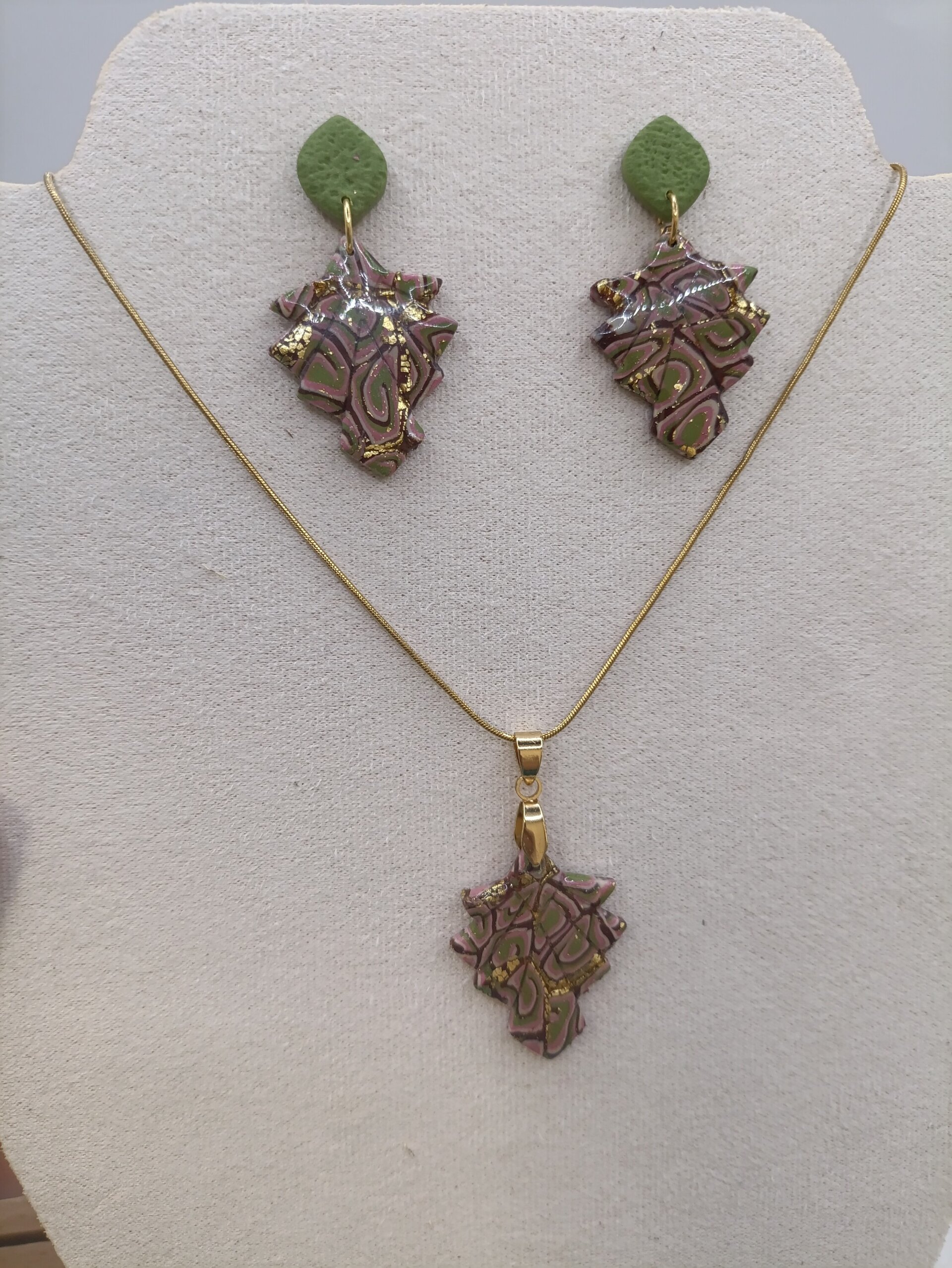 Conjunto de pendientes y colgante retro - 7