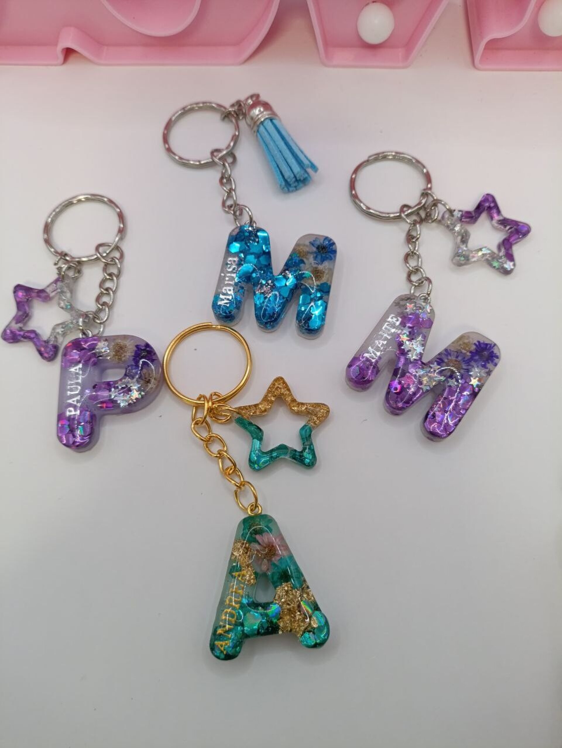 Llavero inicial personalizado en resina - 15