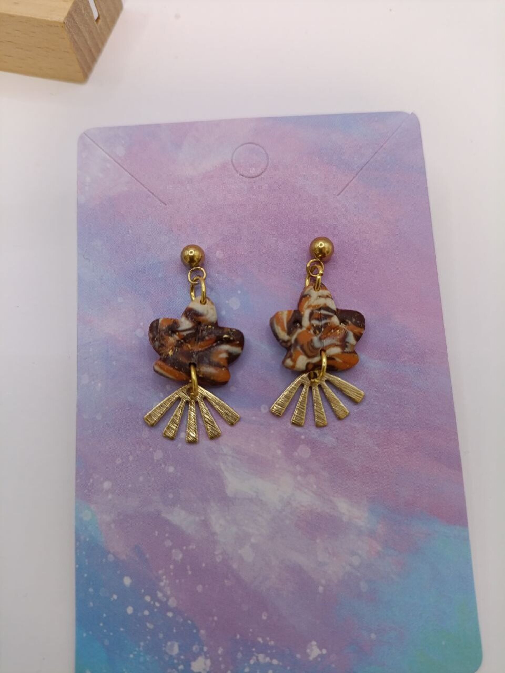 Pendientes hoja con bolita y detalle dorado - 2