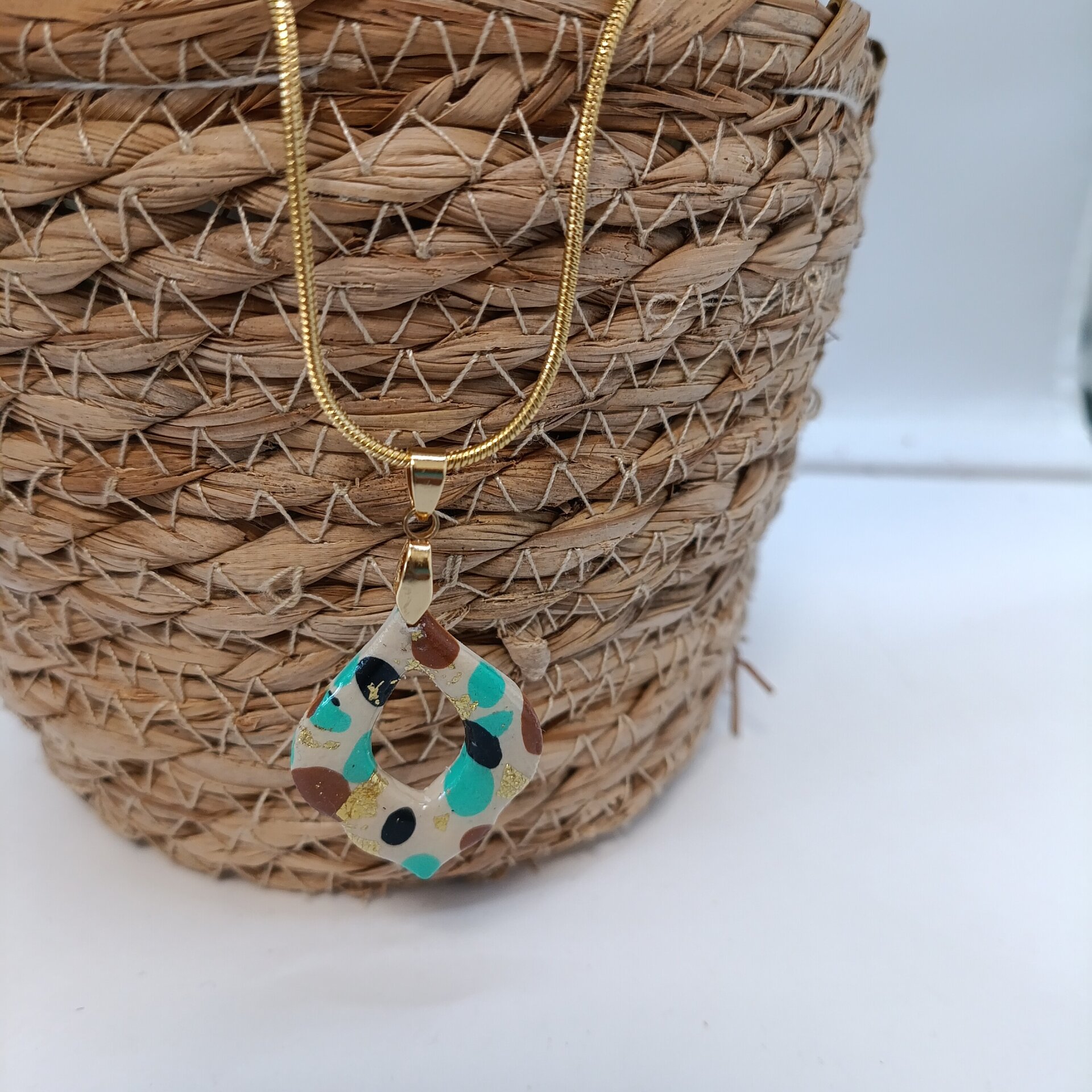 Conjunto de pendientes y colgante estampado - 4