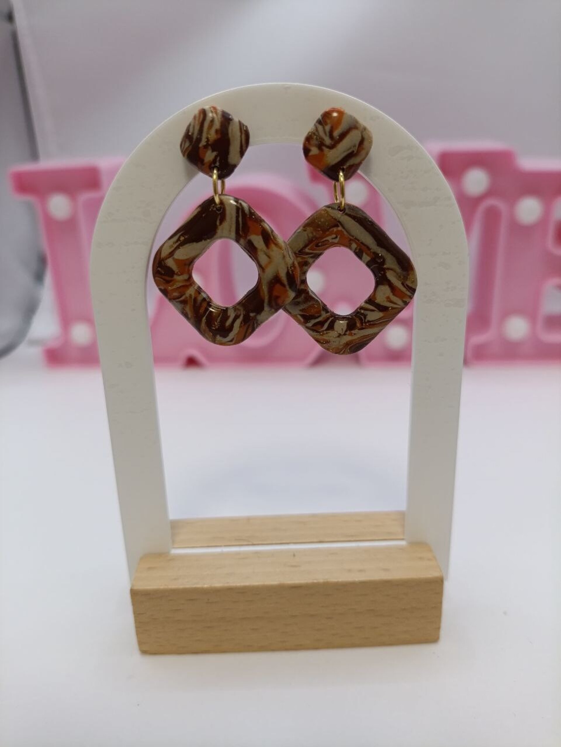 Pendientes elegantes estampados en tonos  marrones - 3