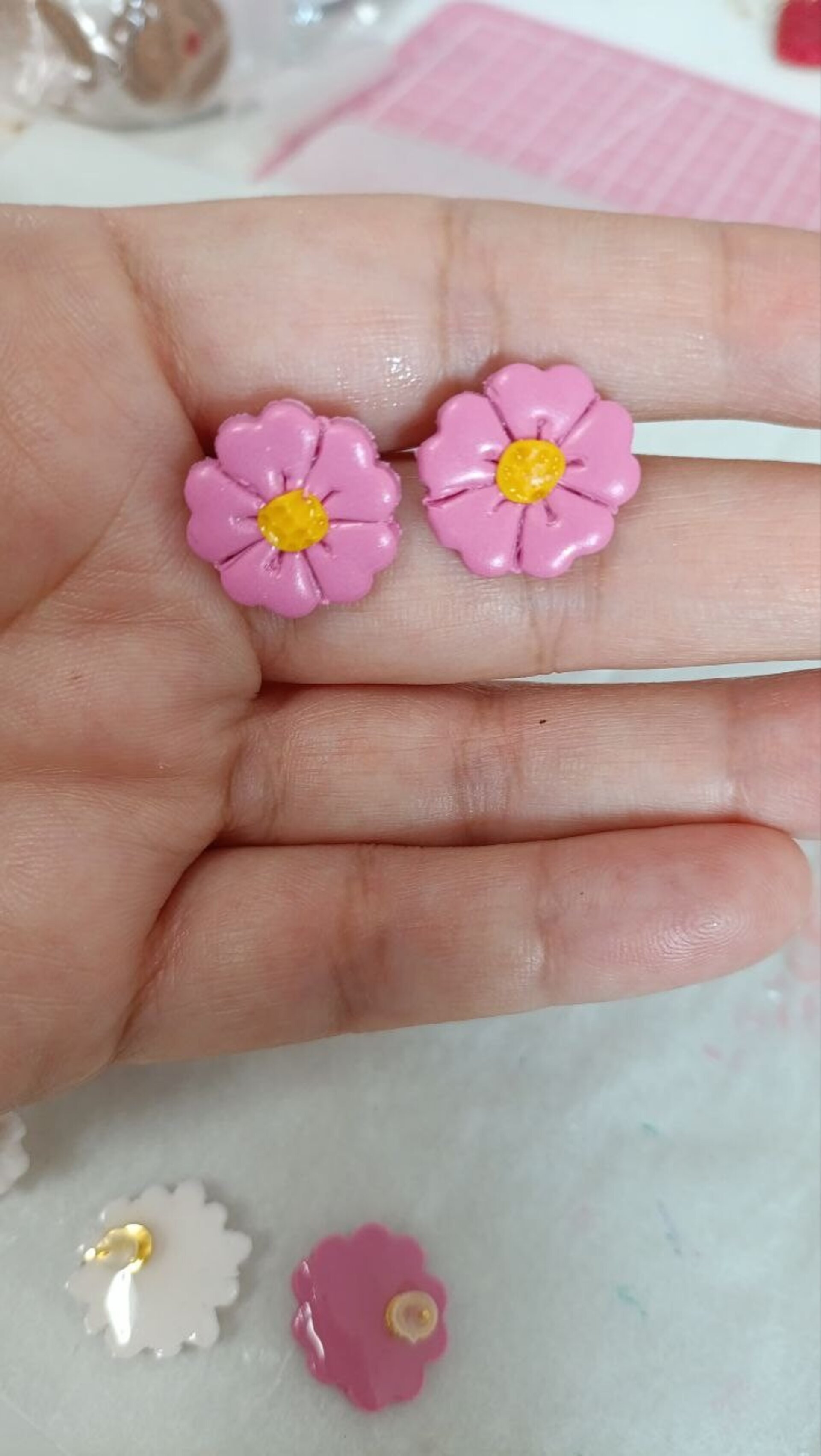 Pendientes Pequeños de Arcilla Polimerica Florecilla Rosa - 2