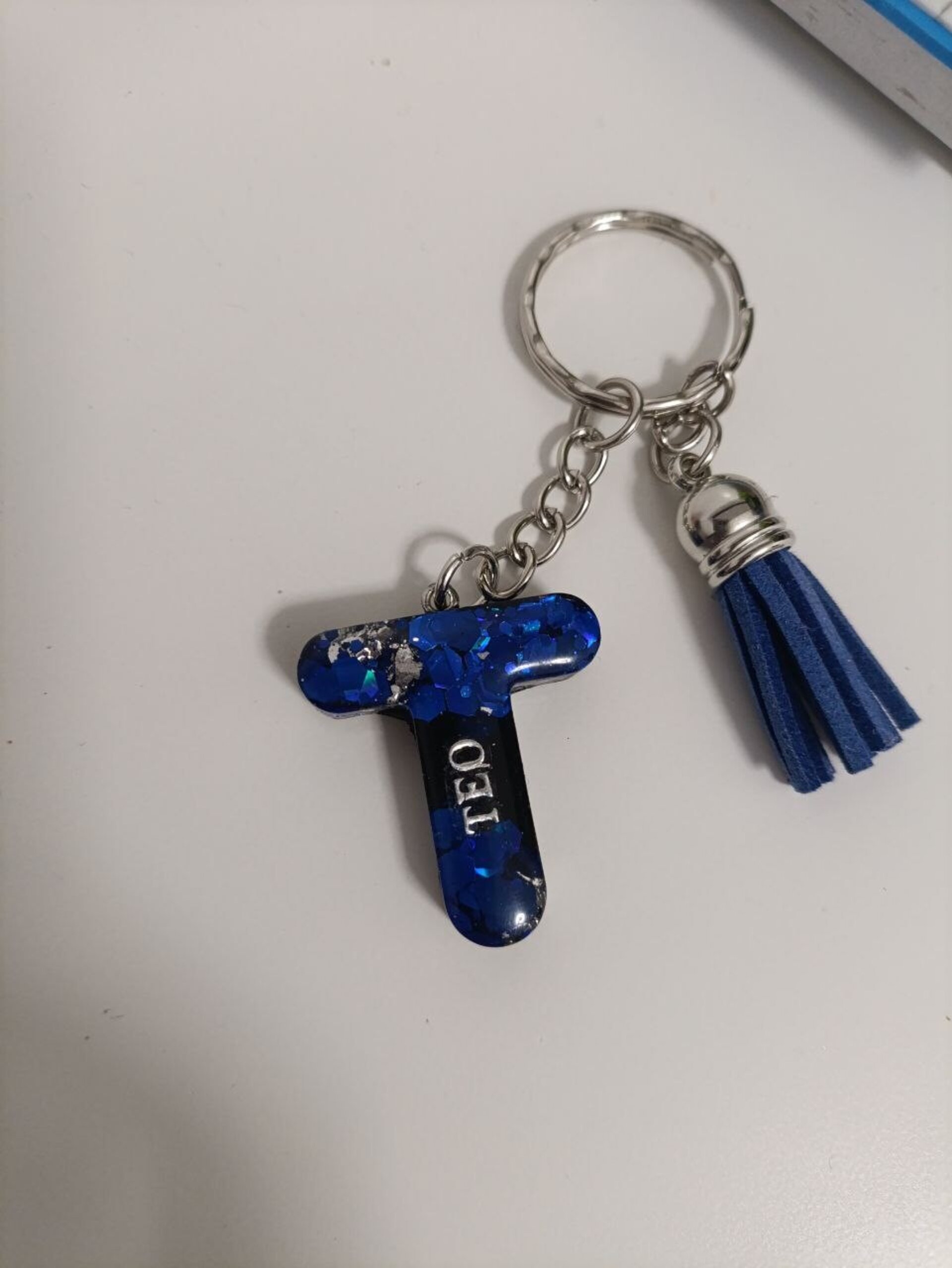 Llavero inicial personalizado en resina - 12