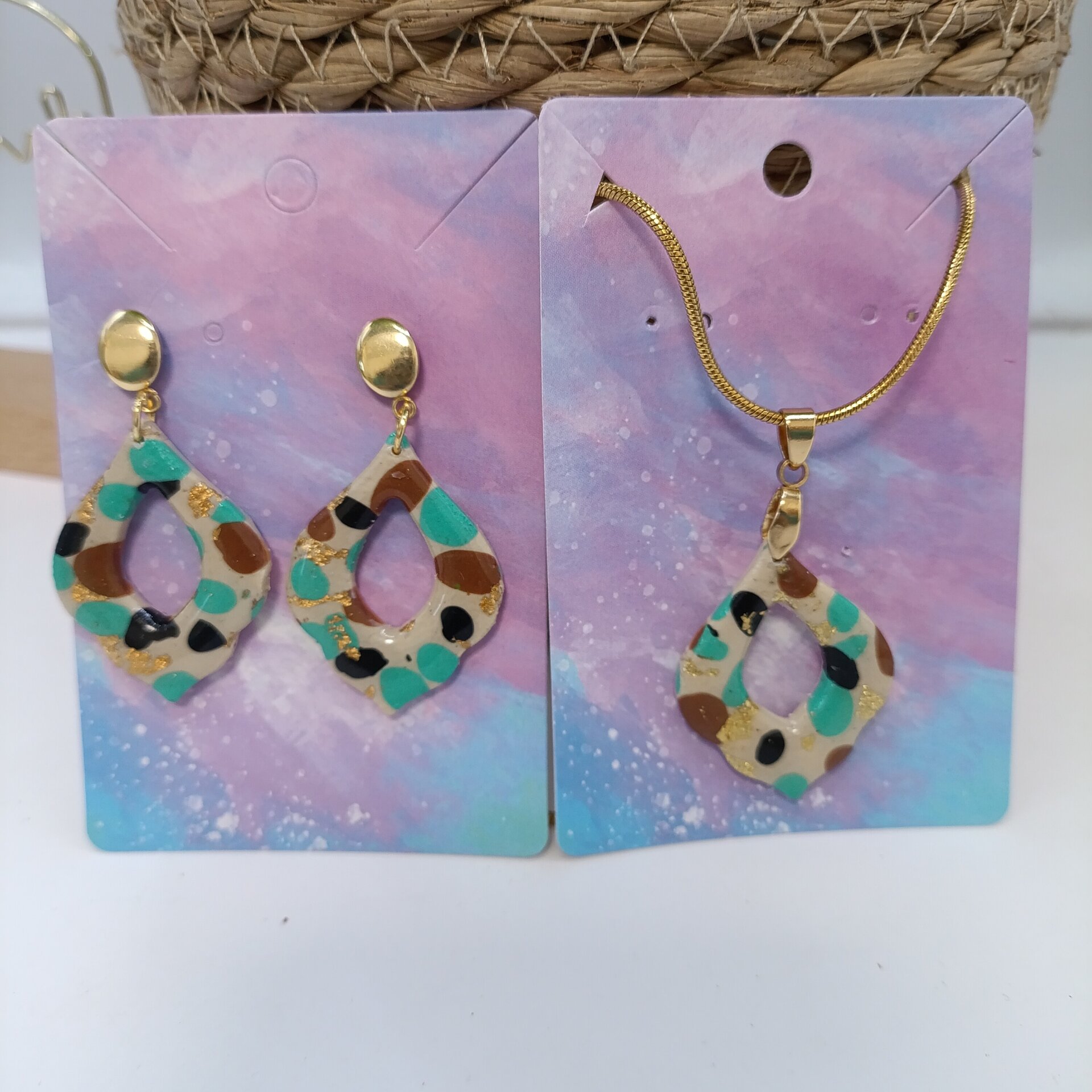 Conjunto de pendientes y colgante estampado - 6