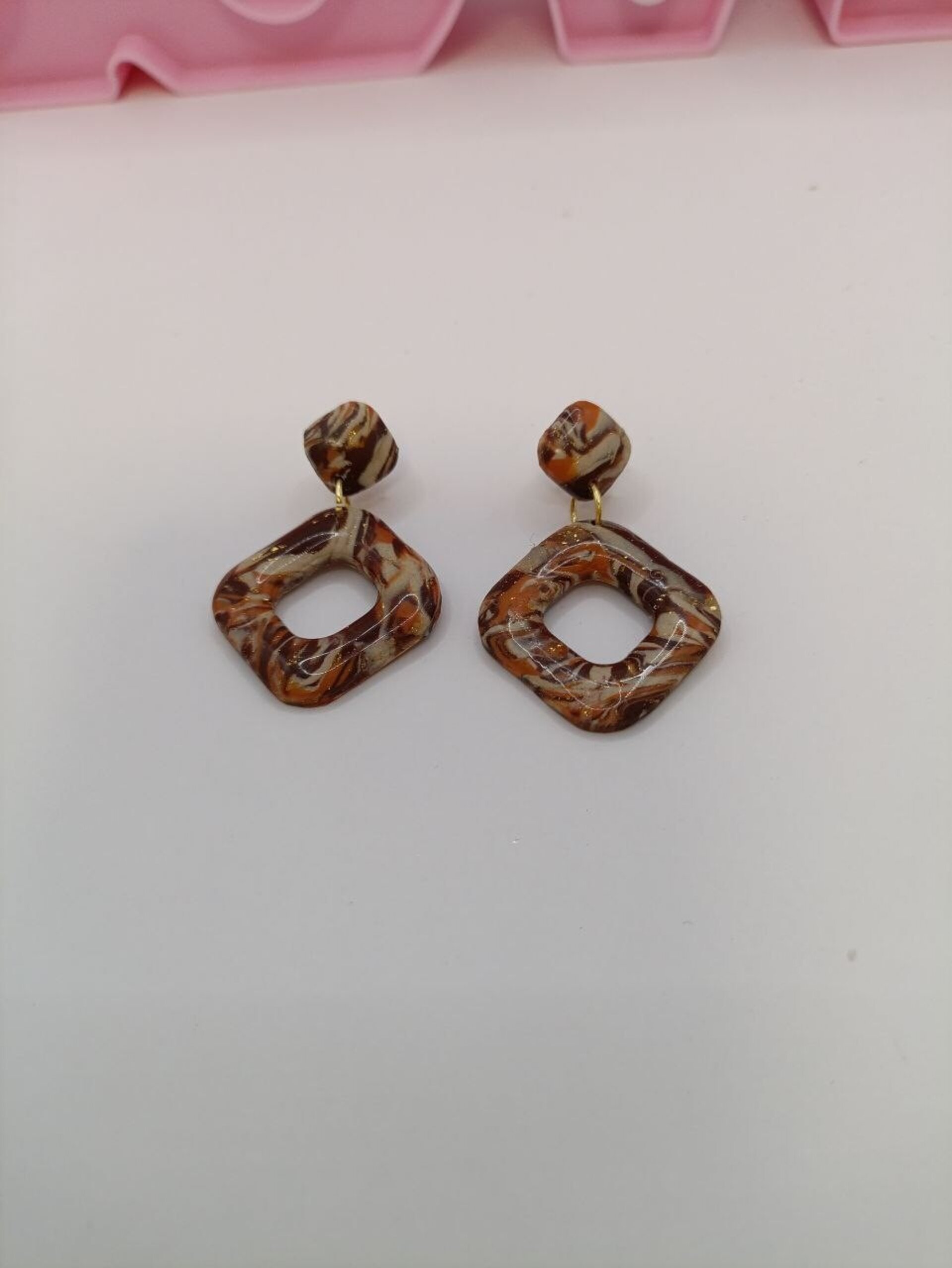 Pendientes elegantes estampados en tonos  marrones - 2