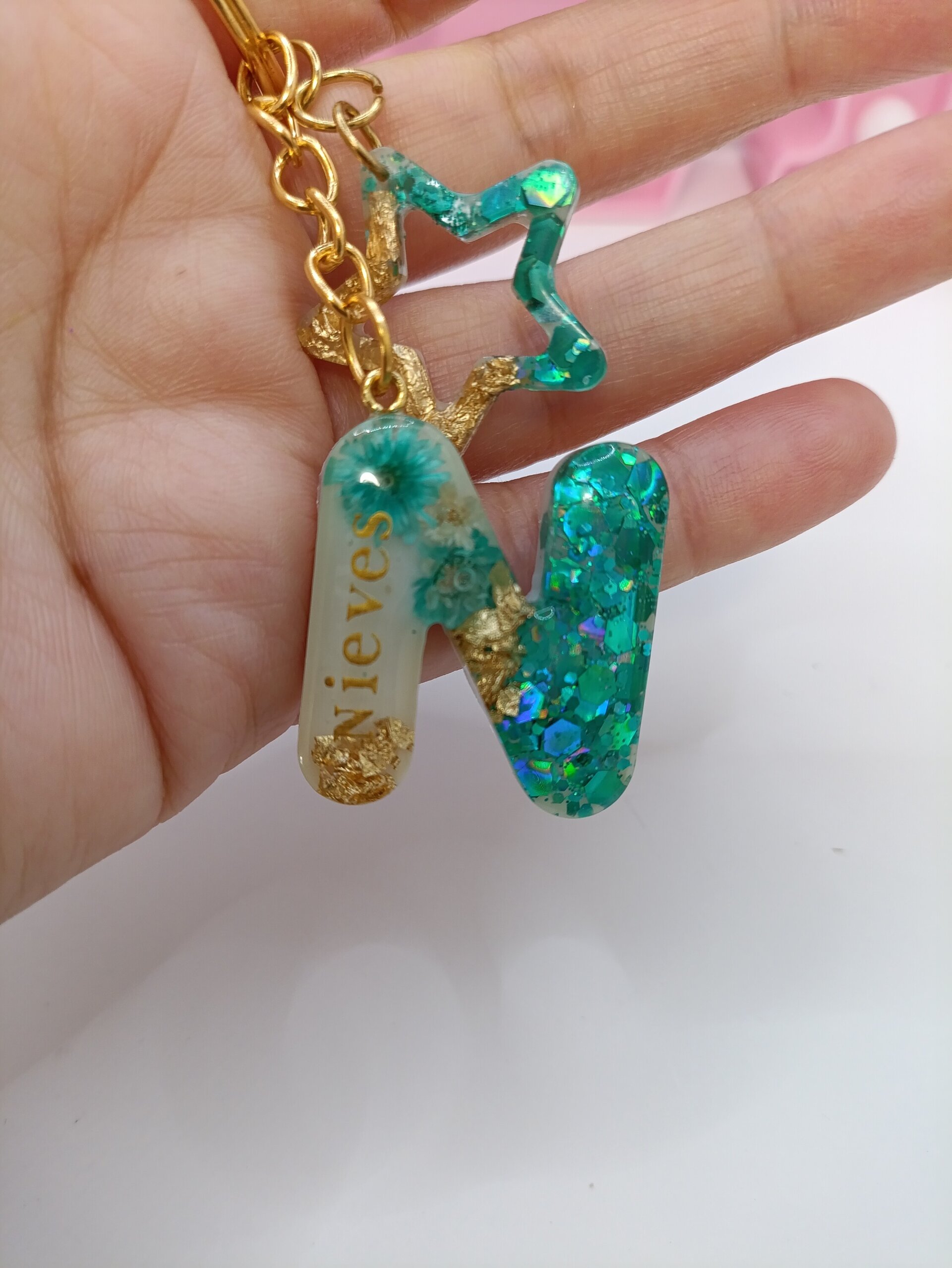 Llavero inicial personalizado en resina - 18