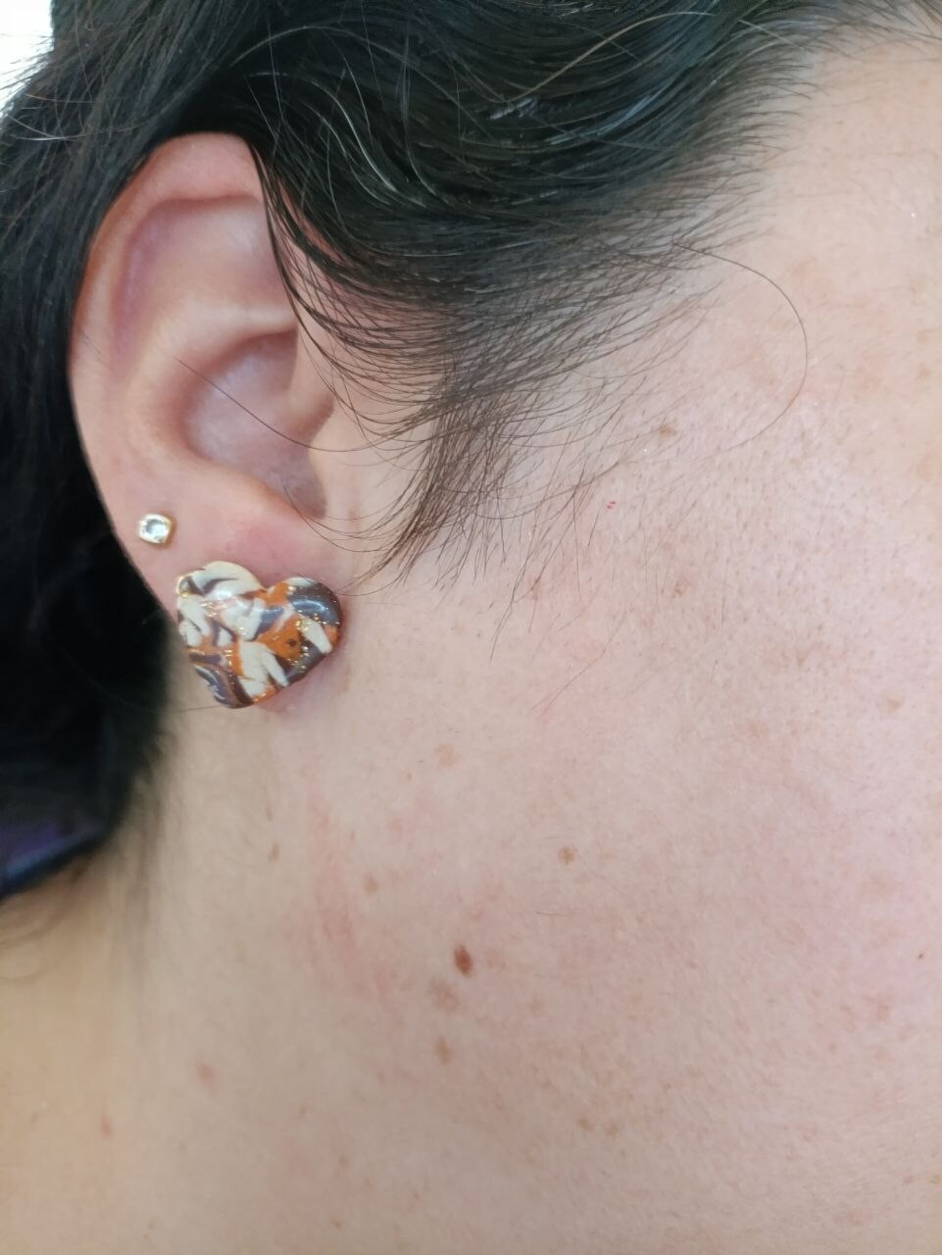Pendientes pequeños corazon estampado marron - 4