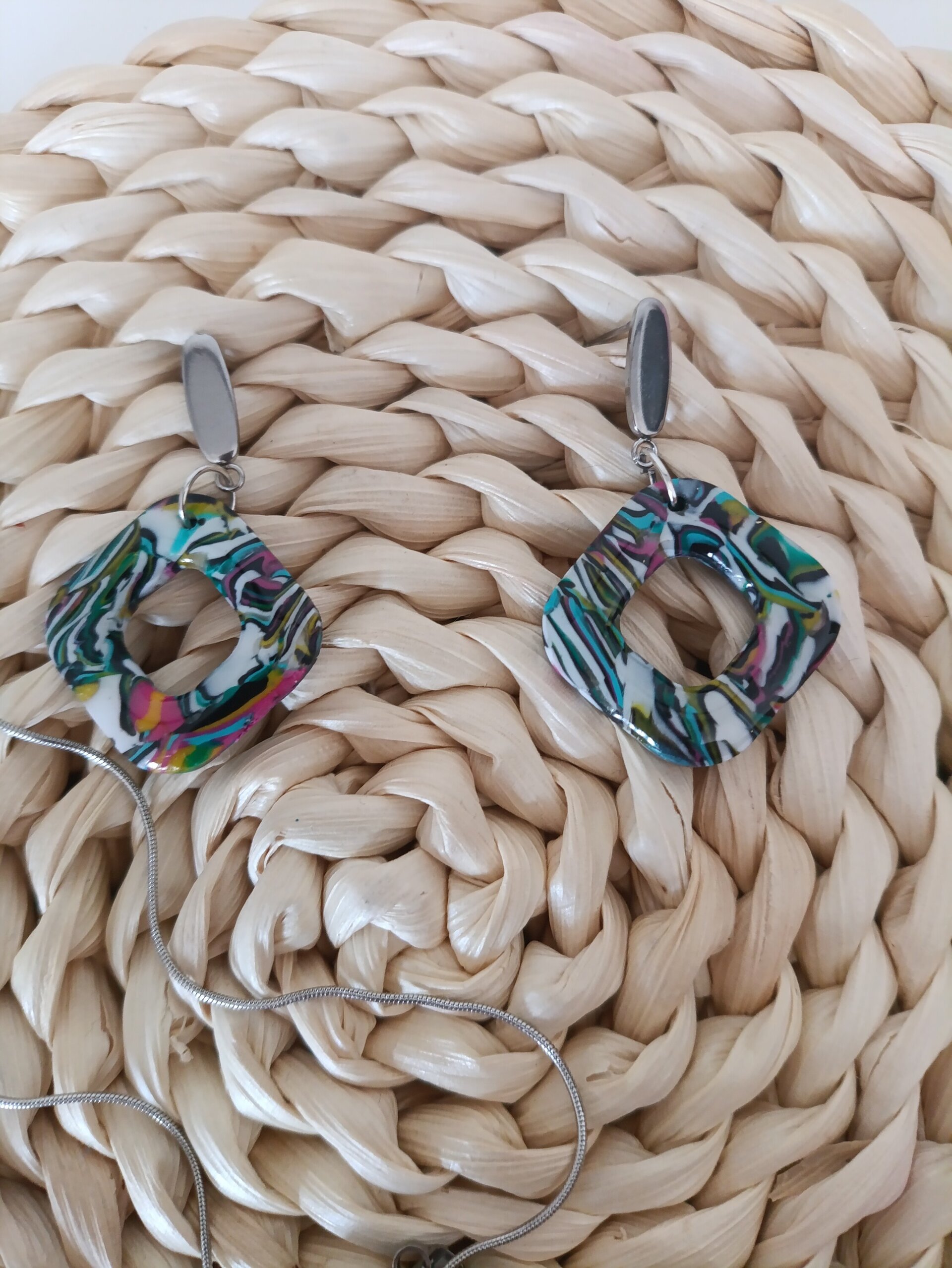 Conjunto de pendientes y colgante cuadrado estampado - 3