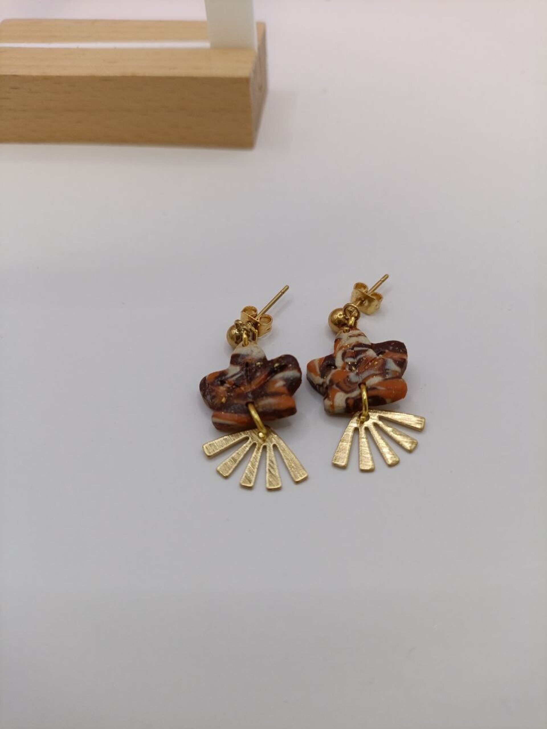 Pendientes hoja con bolita y detalle dorado - 3