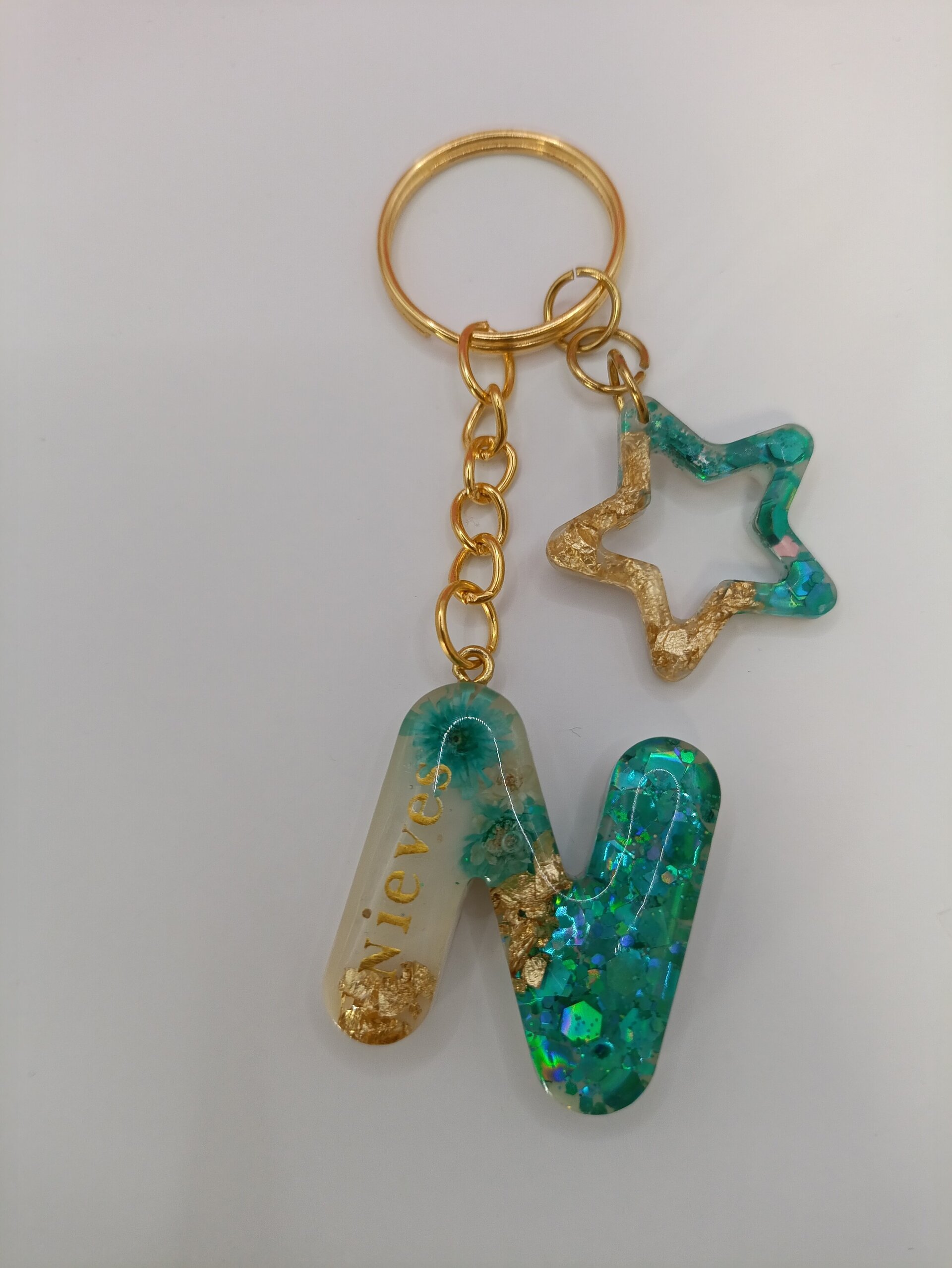 Llavero inicial personalizado en resina - 17