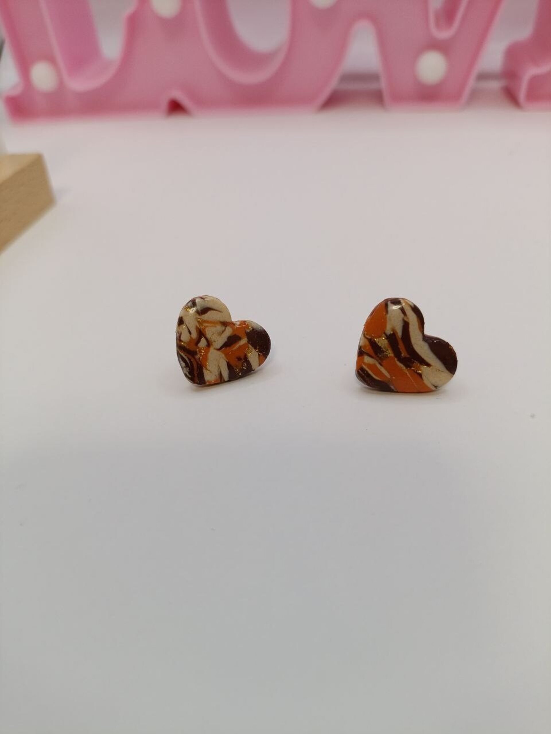 Pendientes pequeños corazon estampado marron - 3