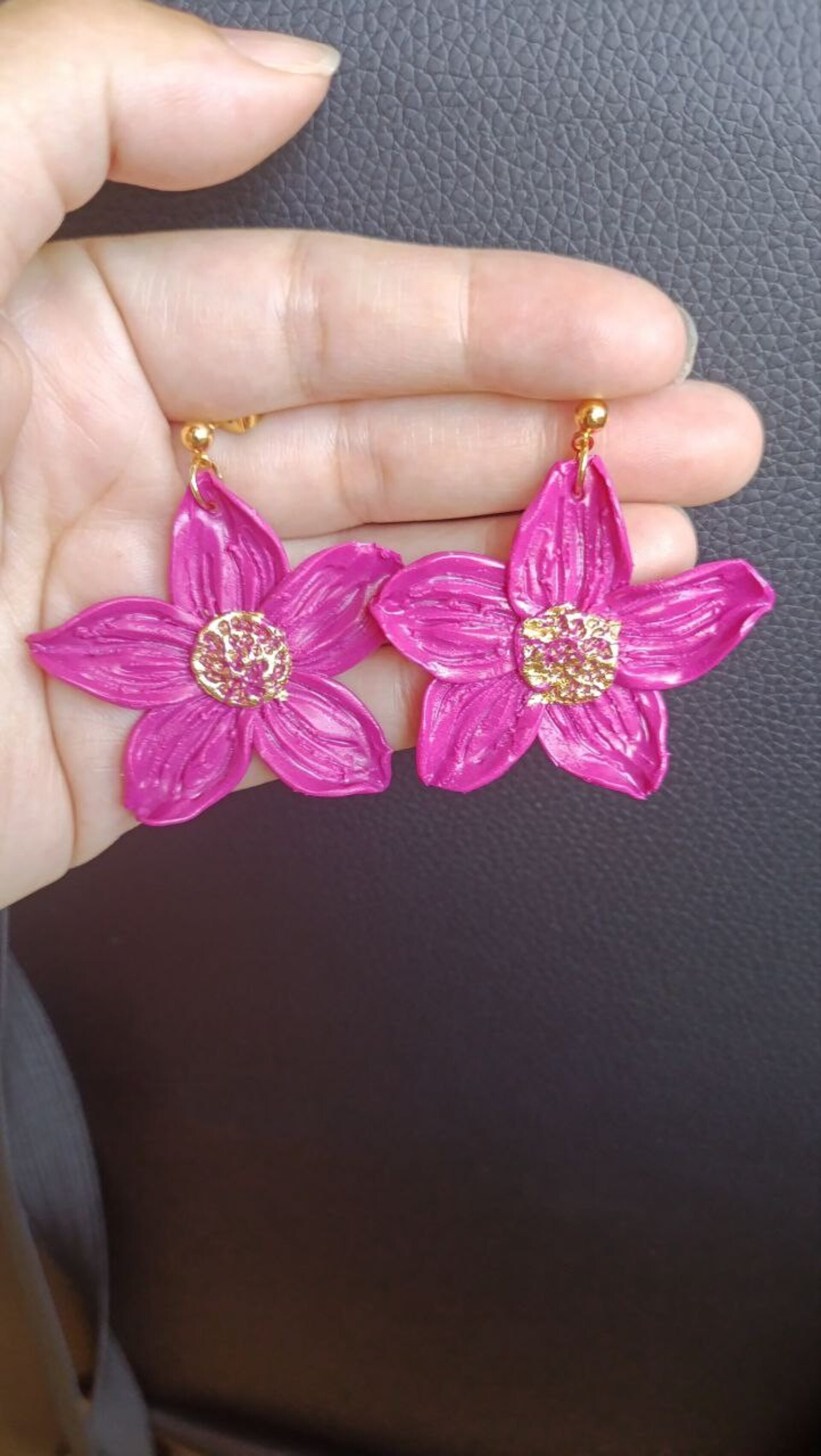 Pendientes de Arcilla Polimerica Modelo Flor Lily Fucsia - 2