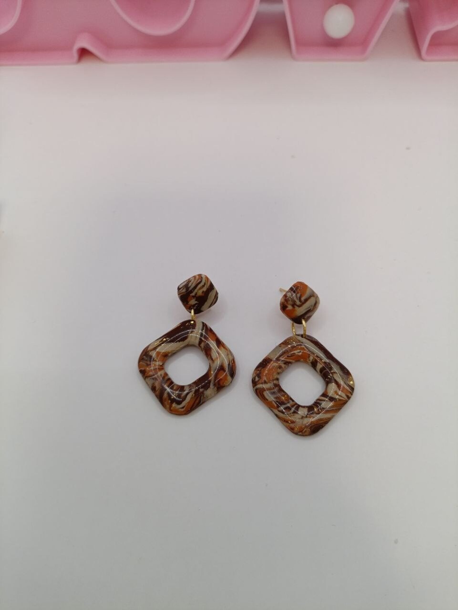 Pendientes elegantes estampados en tonos  marrones - 4