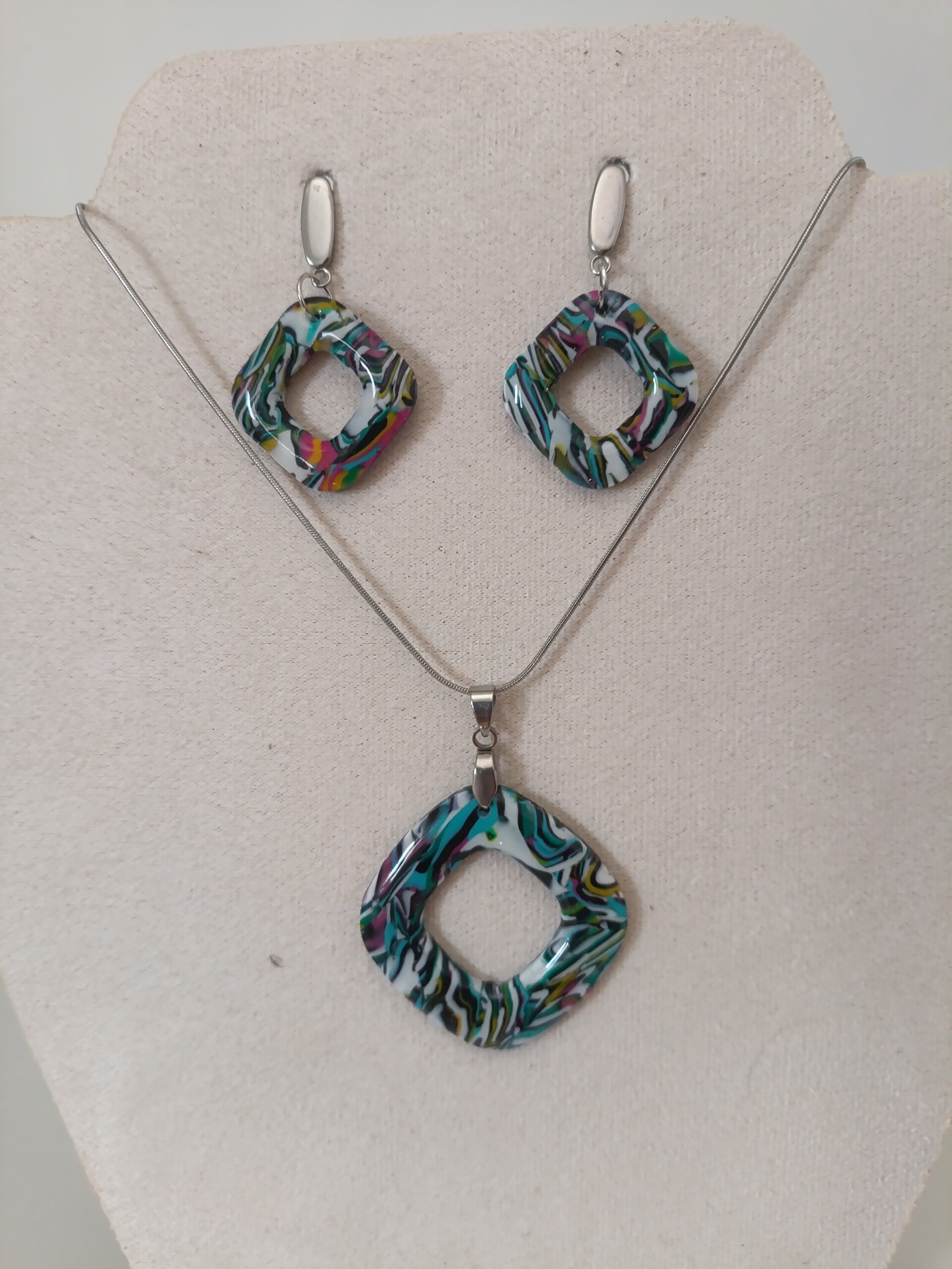 Conjunto de pendientes y colgante cuadrado estampado - 2