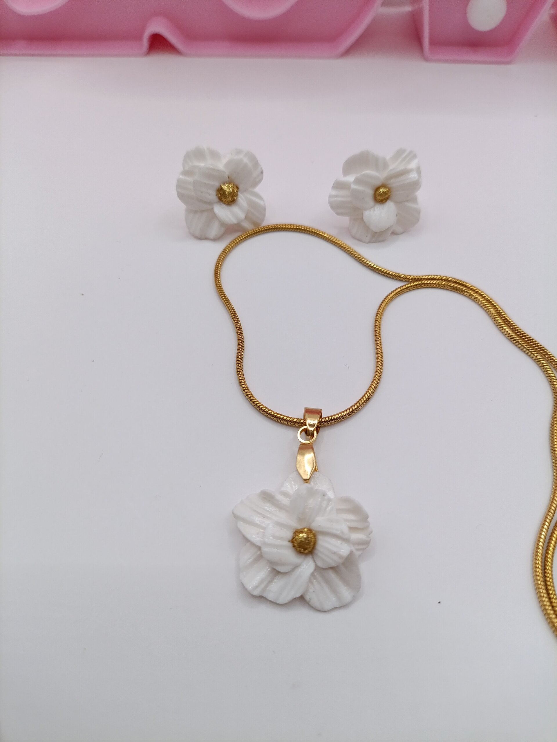 Conjunto pendientes y colgante flor blanca - 5