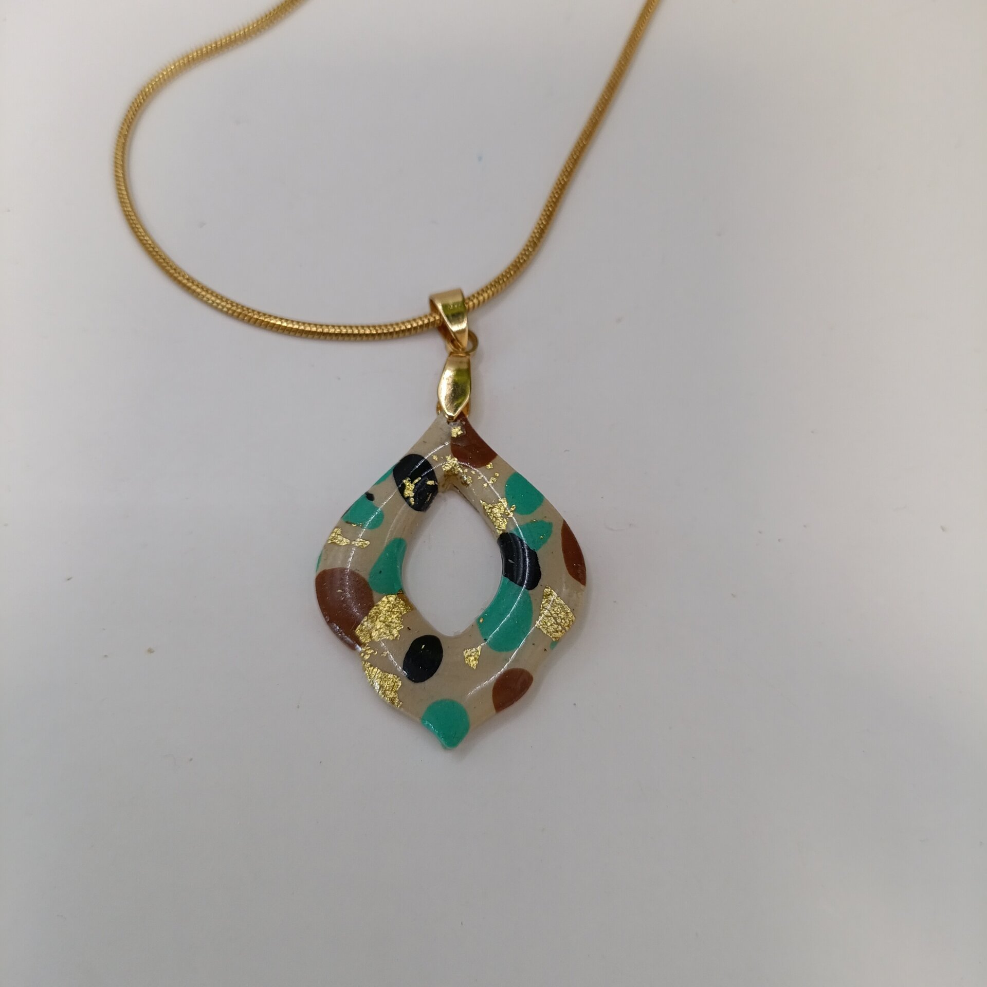 Conjunto de pendientes y colgante estampado - 5