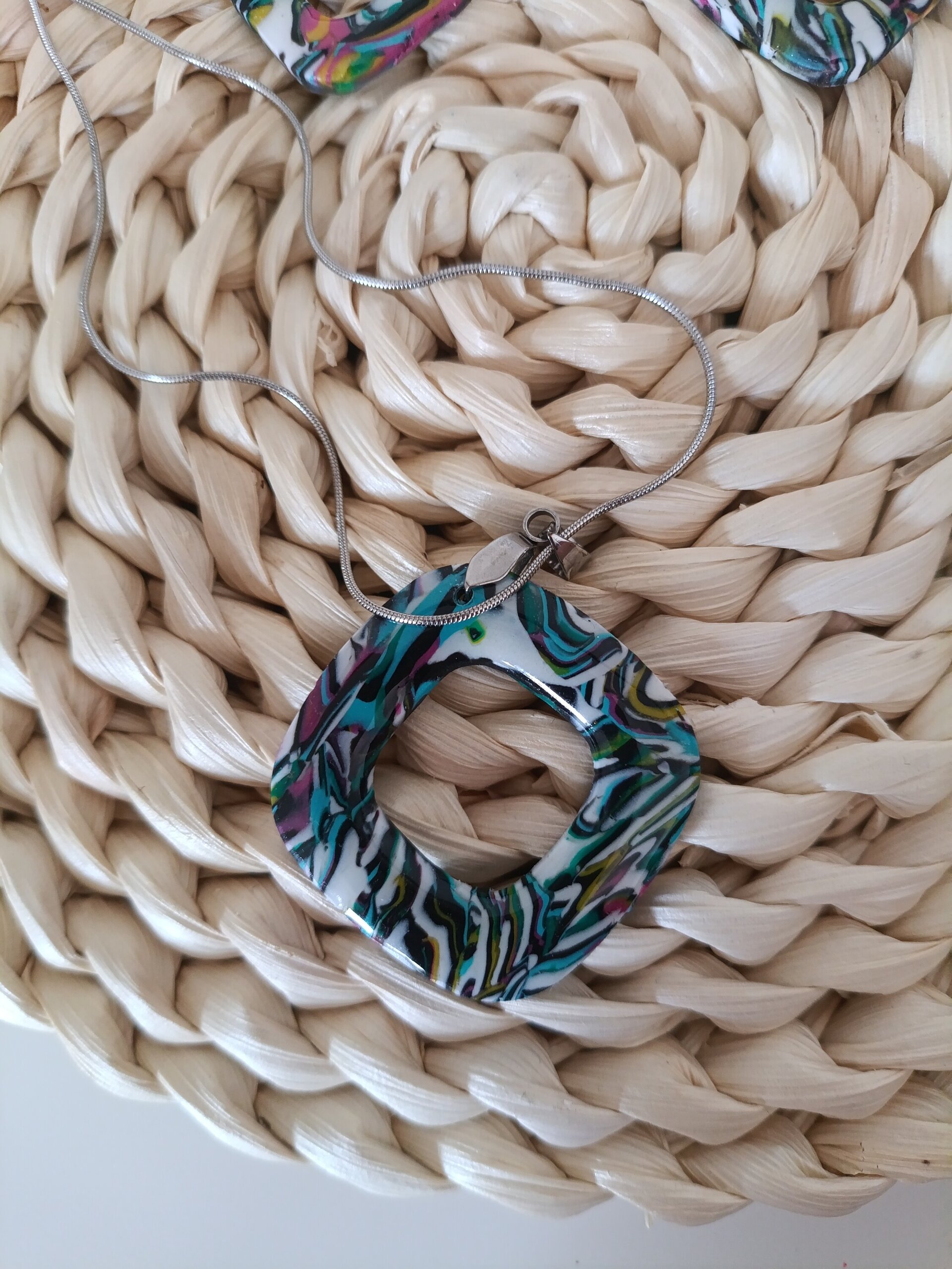 Conjunto de pendientes y colgante cuadrado estampado - 5