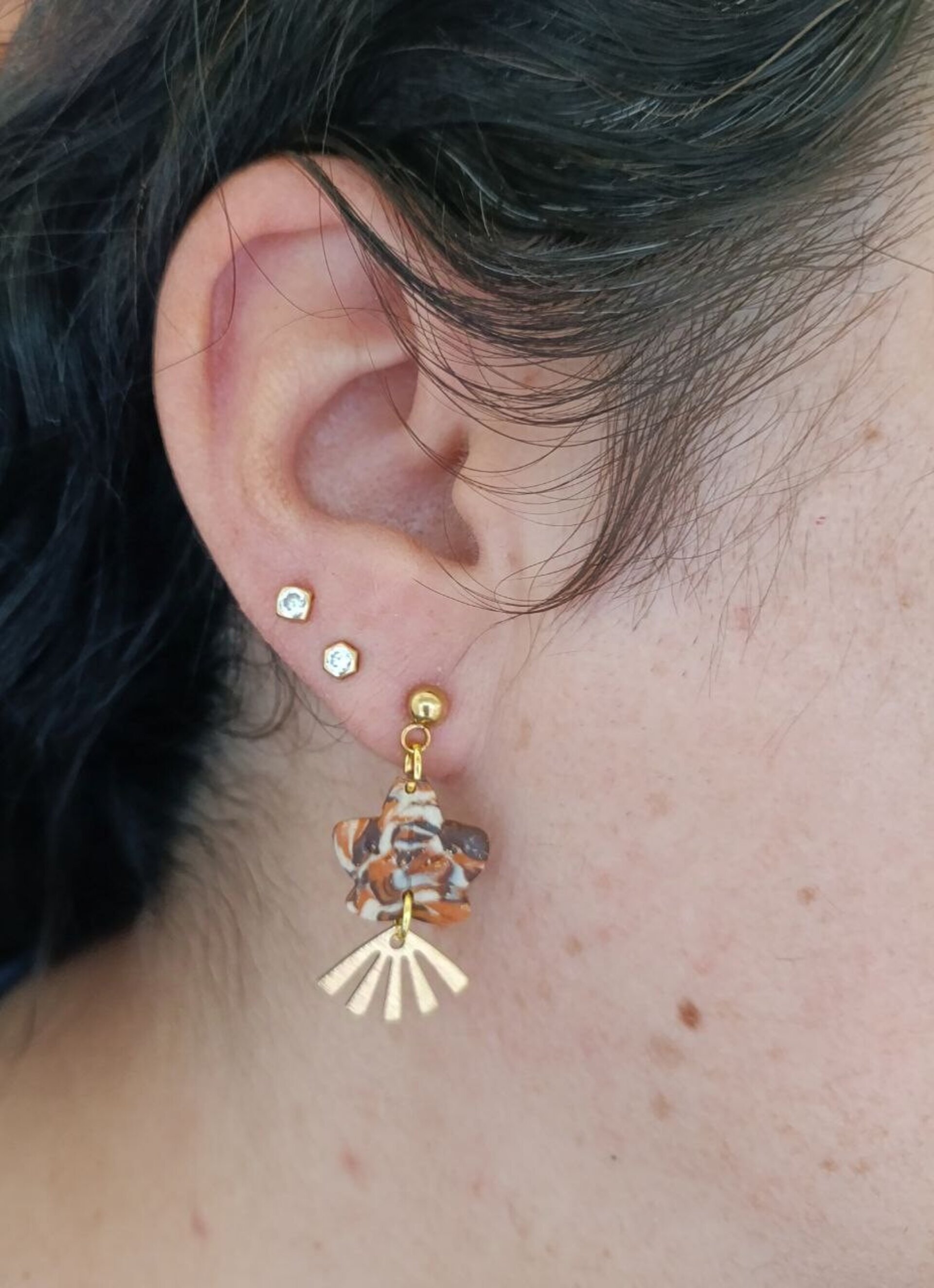Pendientes hoja con bolita y detalle dorado - 4