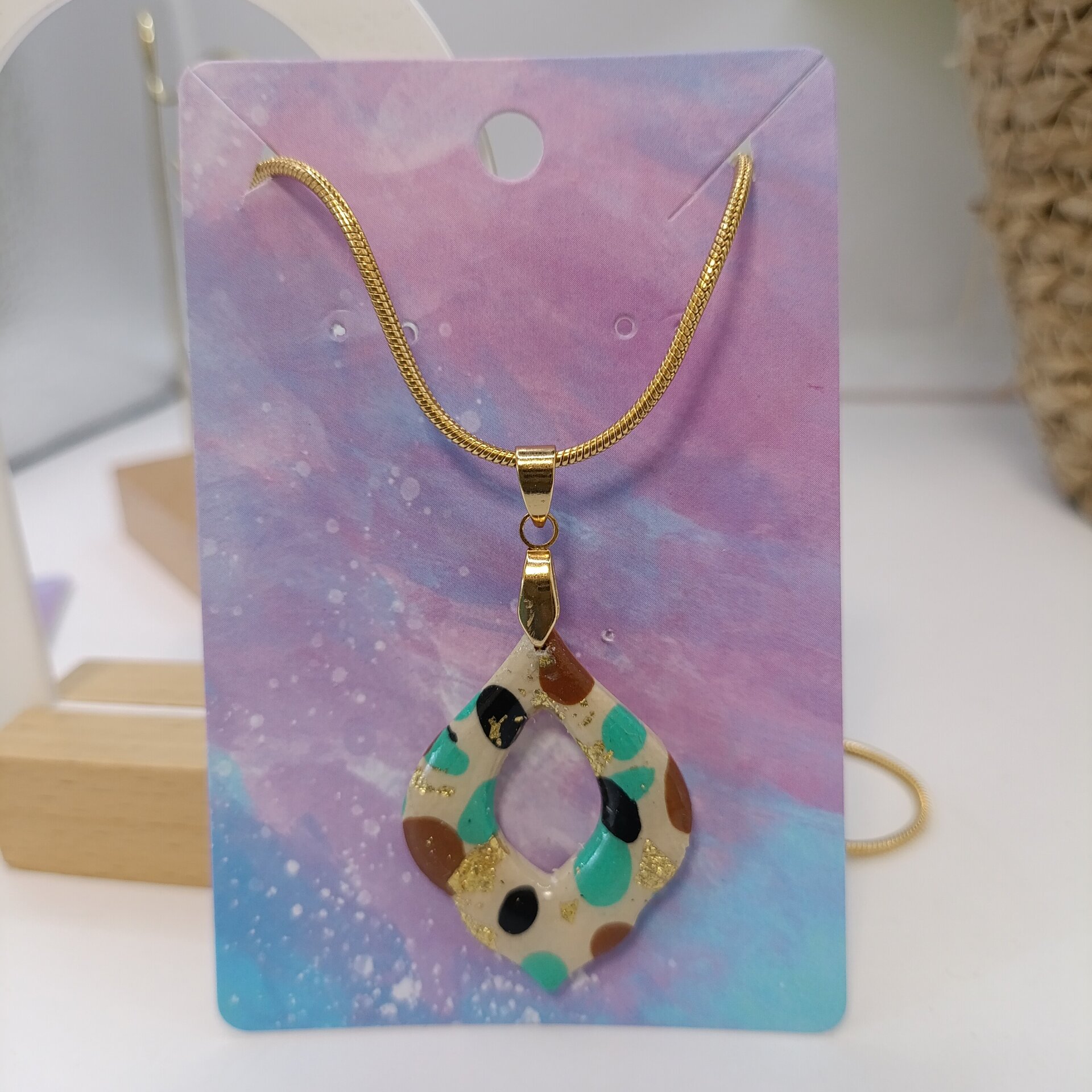 Conjunto de pendientes y colgante estampado - 9