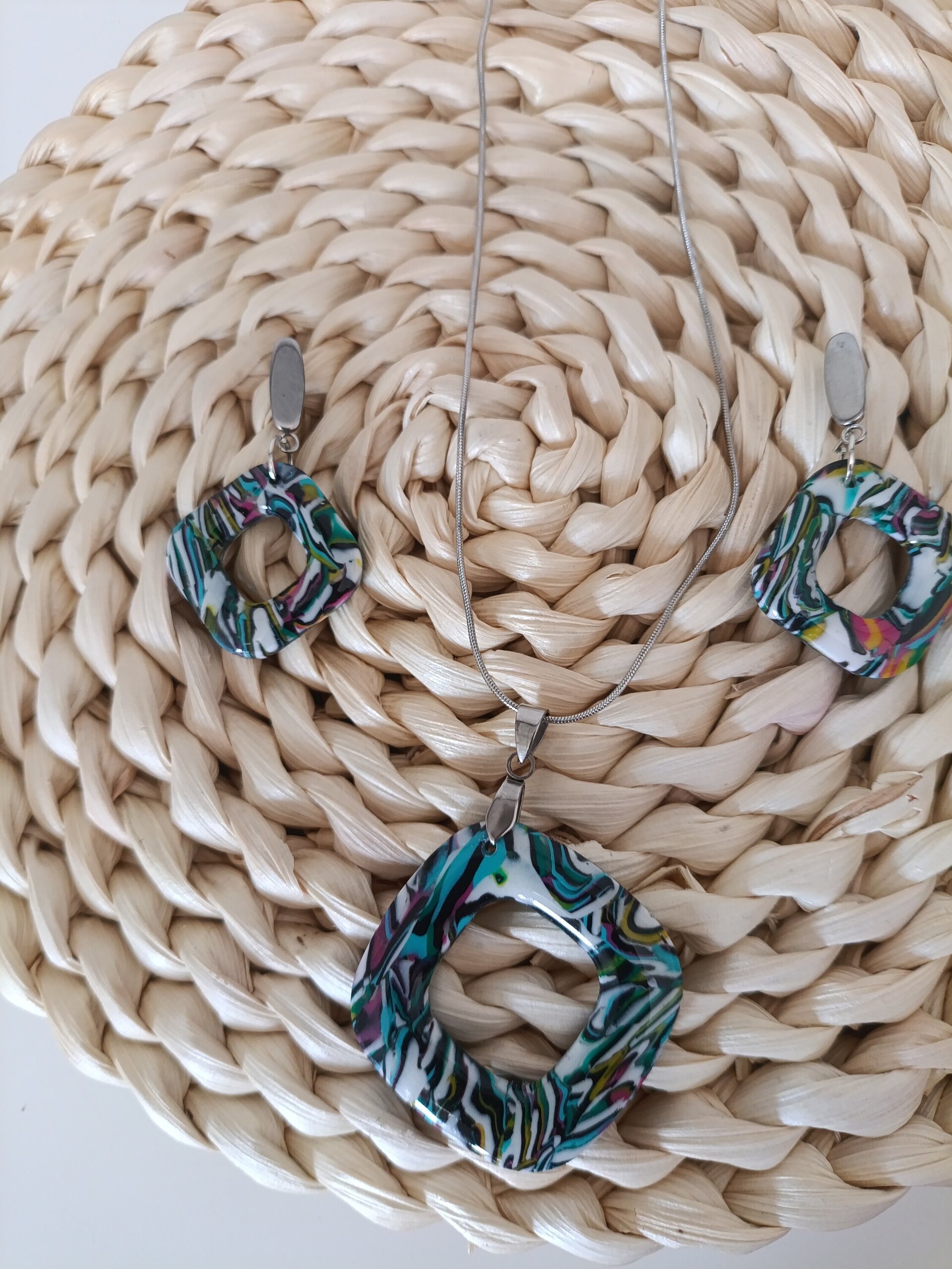Conjunto de pendientes y colgante cuadrado estampado - 4